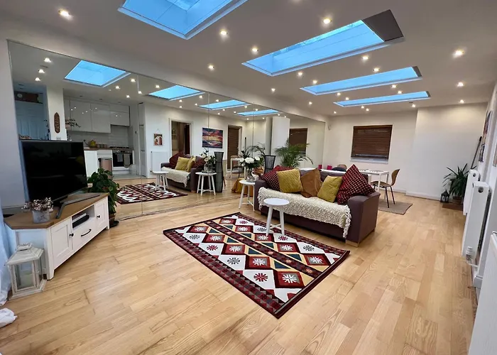 Beautiful Garden View Apartment London