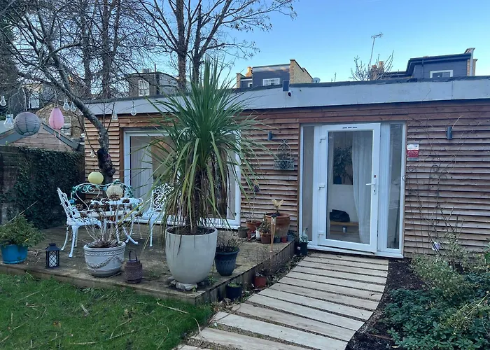 Beautiful Garden View Apartment London