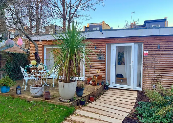 Beautiful Garden View Apartment London